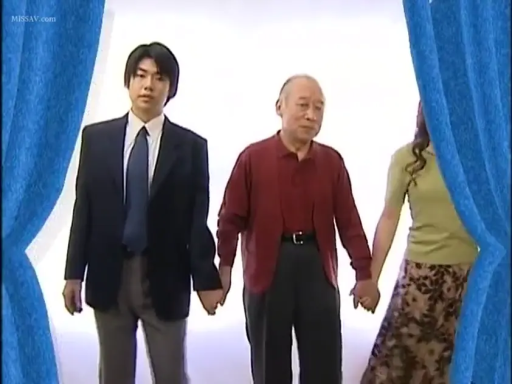 全身 · 站立 · 平凡 · 窗帘 · スーツ · 摄影棚 · 三人 · 牵手