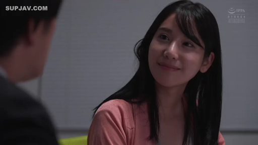 坐姿 · 微笑 · 办公室内 · 否 · 交流 · 侧影 · 粉色针织衫