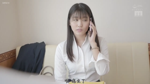 室内 · 坐姿 · 白衬衫 · 半身 · 手机 · OL · 打电话 · 疑惑