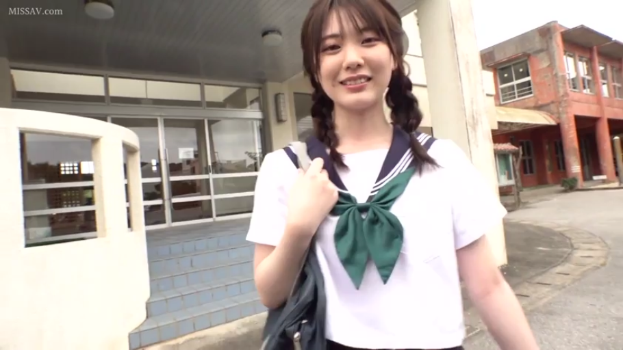 站立 · 微笑 · 半身 · 水手服 · 双马尾 · 书包 · 步行 · 学校门口