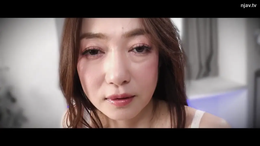 室內 · 俯身 · 臉部特寫 · 潮红 · 凝视 · 白色吊帶 · 妆容