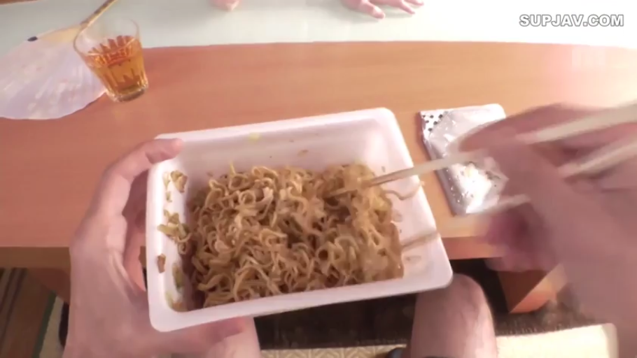 脸部 · 拥抱 · 耳环 · 亲吻 · 房间 · 内衣 · 沉醉 · 男女