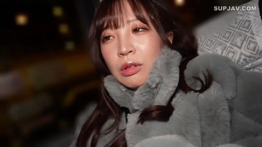 面部特写 · 车内 · Lean back · 灰色皮草外套