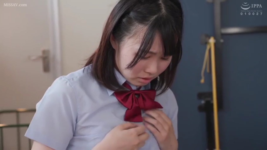 室内 · 校服 · 站立 · 上半身 · 整理衣领 · 忧伤