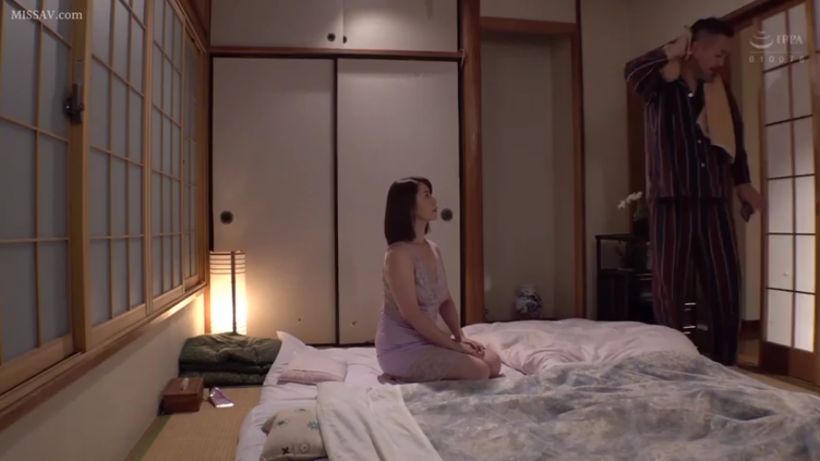 室内 · 和室 · 平静 · 榻榻米 · 交流 · 跪坐与站立 · 紫色睡裙与条纹睡衣