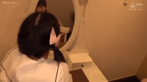 坐姿 · 校服 · 不可见 · 亚洲女性 · 梳妆台 · 化妆间 · 脑后特写 · 整理发型