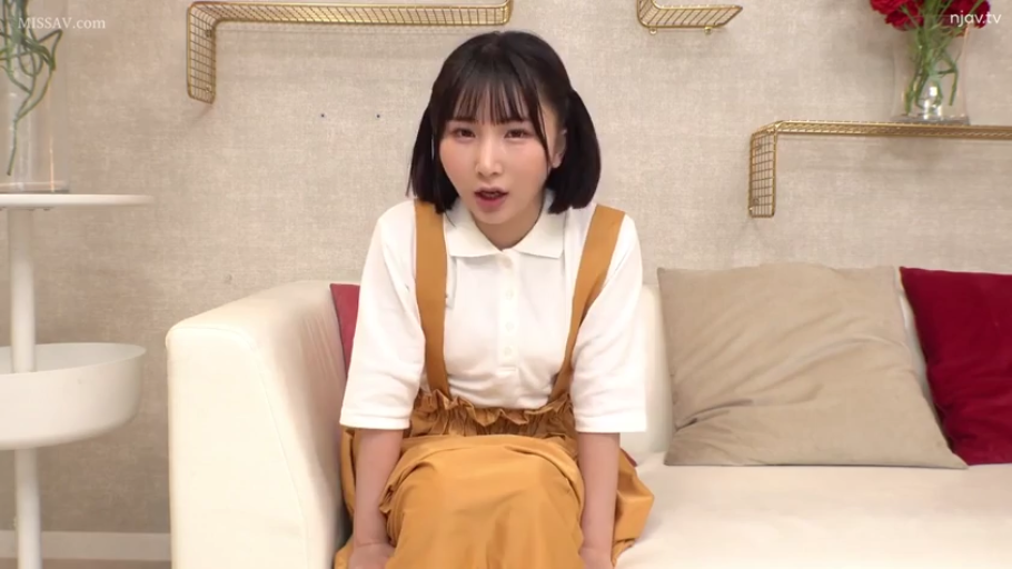 坐姿 · 單人 · 平靜 · 沙发 · 客廳 · 背带裙 · 近景 · 对镜头