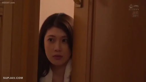 Serious · Face · Stand · 白衬衫 · Door · 偷窥 · 偷窥 · 门缝