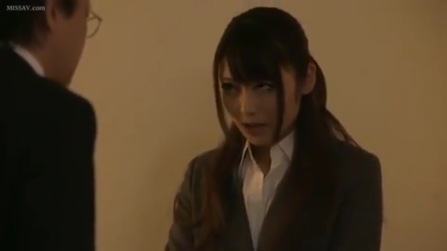 室内 · 面部 · 字幕 · 微笑 · 条纹衬衫 · 对话 · 正面坐姿