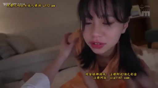 室内 · 俯卧 · 面部特写 · 按压肩膀 · 橙色居家服 · 哭泣流泪 · 情感凌辱