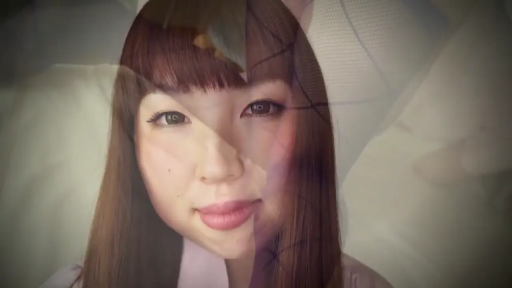 室内 · 脸部特写 · 粉色上衣 · 凝视镜头 · 正面坐姿 · 长直发 · 微带笑意