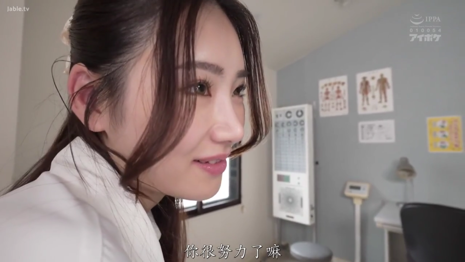 室内房间 · 羞涩微笑 · 黑发 · 面部与手部 · 紫色V领上衣 · 手捂嘴坐姿 · 互动谈话 · 装饰美甲