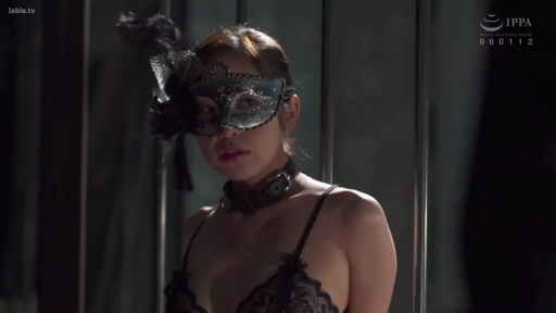 籠子 · 注視 · 冷豔 · 头部特写 · 黑色蕾丝内衣 · 眼罩面具 · SM题材 · 侧身站立