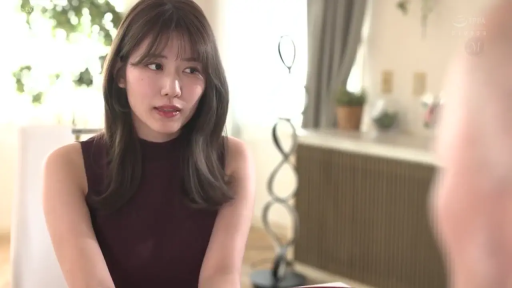 室内 · 座り姿勢 · 集中 · 食卓 · 谈话 · 近景 · 紫色无袖背心