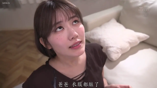 室内 · 跪坐 · 顔 · ソファ · 仰视 · 深色上衣 · 无辜 · 剧情片