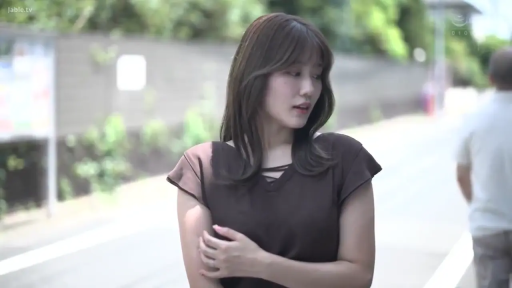 忧郁 · 巨乳 · 站姿 · 上半身 · 户外街道 · 回望 · 棕色短袖