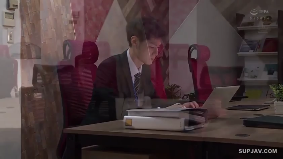 Sitting Posture · 办公室 · Medium shot · Laptop · 认真 · 办公 · Suit · 职场环境