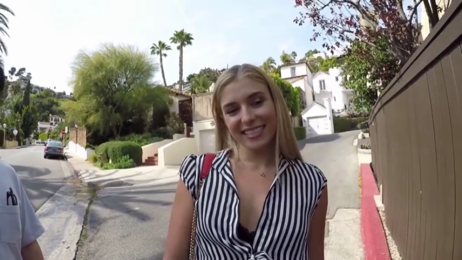 站立 · 中景 · ストライプシャツ · カメラに向かって · 户外街道 · 金发女性 · 露齿微笑 · 红色挎包