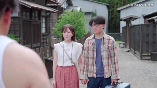 站立 · 行李箱 · 中景 · 休闲装 · 街道 · 户外 · 开心 · 牵手