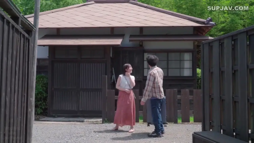 交谈 · 站立 · 行李箱 · 微笑 · 休闲服饰 · 日式庭院 · 非色情场景