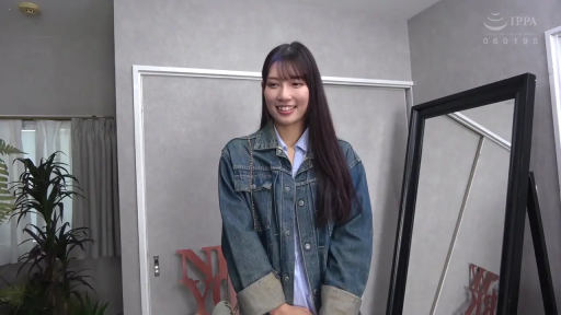 室内 · 站立 · 展示 · 半身 · 大笑 · 牛仔外套 · 全身镜