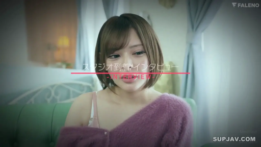 坐姿 · 面部特写 · 摄影棚 · 紫色露肩毛衣