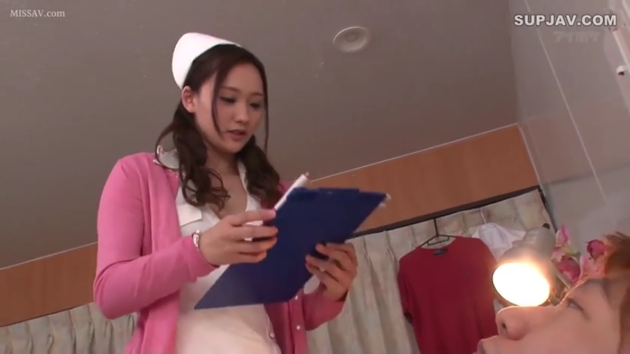 室内 · 护士服 · 专注 · 角色扮演 · 中景 · 站姿 · 文件夹 · 记录