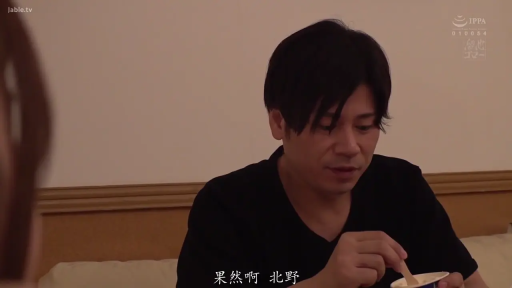 室内 · 坐姿 · 沉稳 · 黑色V领T恤 · 男性面部 · 进食搅拌 · 纸杯