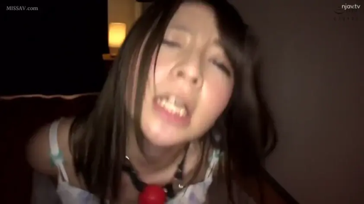 室内 · 俯身 · 脸部特写 · 口塞 · 吊带衫 · 视频截图 · 迷离表情 · 表现快感