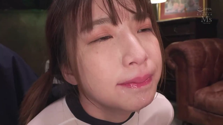 室内 · 脸部特写 · 仰头 · 体操服