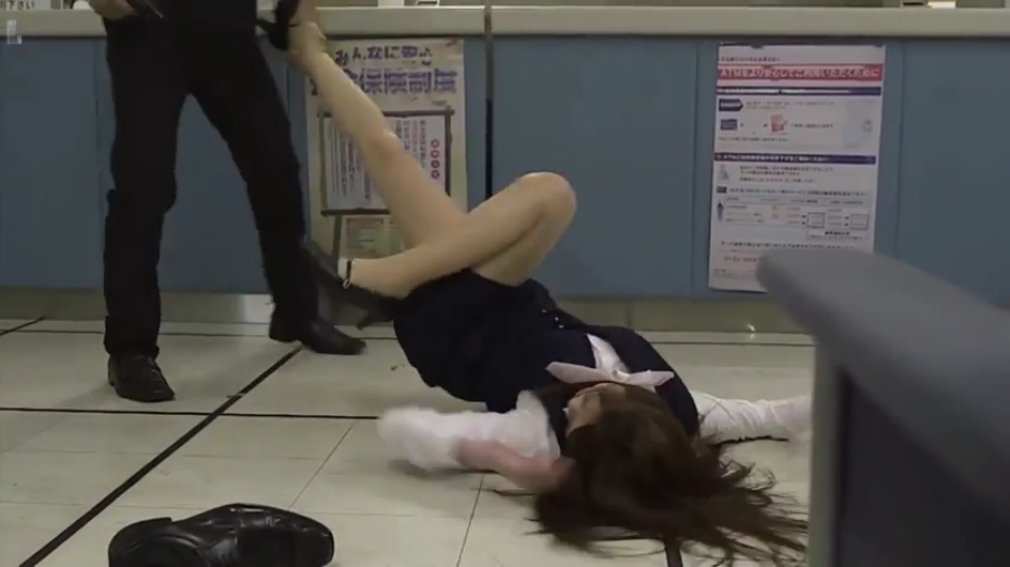 远景 · OL制服 · 银行 · 倒地抬腿