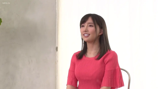 俯身 · 胸部特写 · 展示 · 过曝 · 碎花连衣裙 · 户外