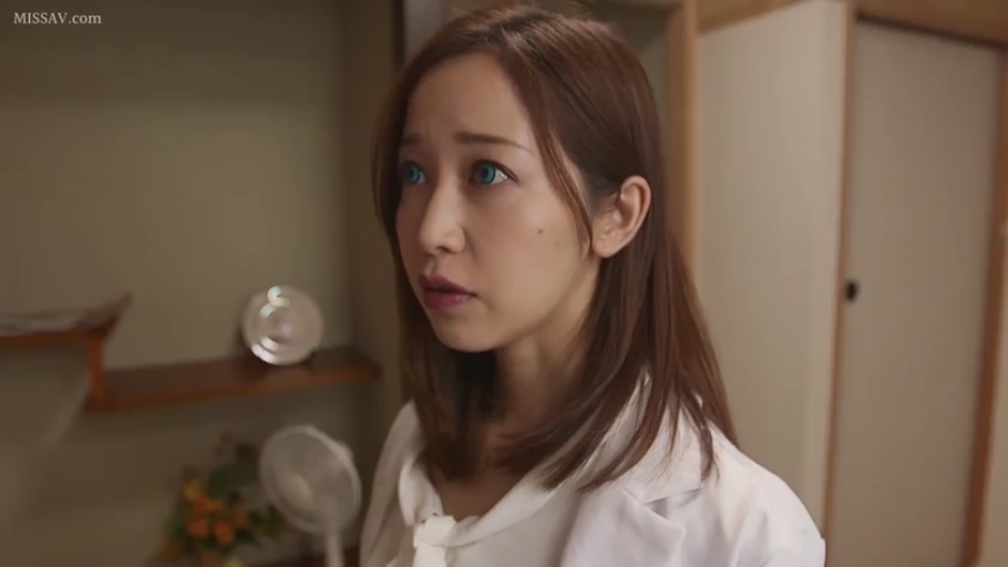 Indoor · Stand · white shirt · 面部特写 · Gaze · 惊讶 · 蓝眼