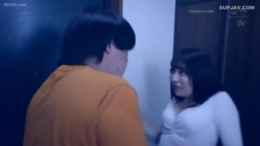 室内 · 严肃 · 面部 · 站立 · 门 · 日常服饰 · 对峙 · 男女