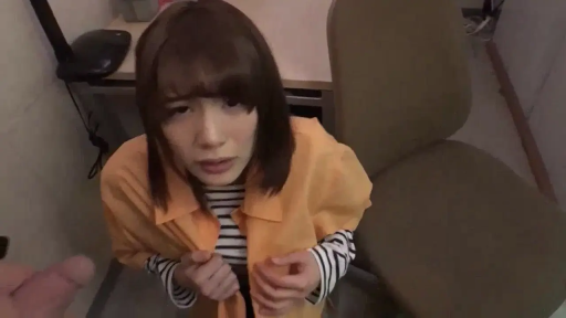 室内 · 脸部 · 跪姿 · 便装