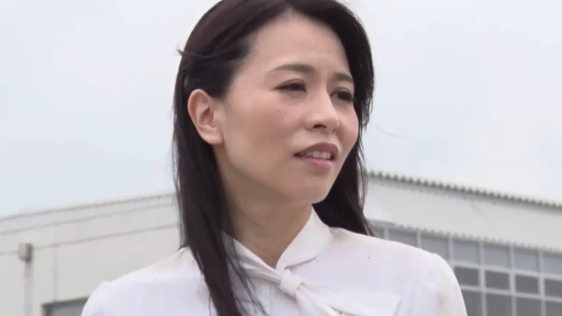 站立 · 自然 · 白色衬衫 · 凝視 · 屋外 · 熟女 · 头部特写