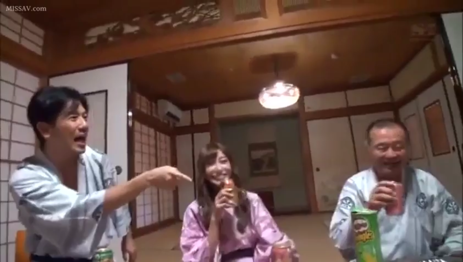 坐姿 · 和室 · 中景 · 多人 · 笑容 · 浴衣 · 聚会 · 罐装饮料