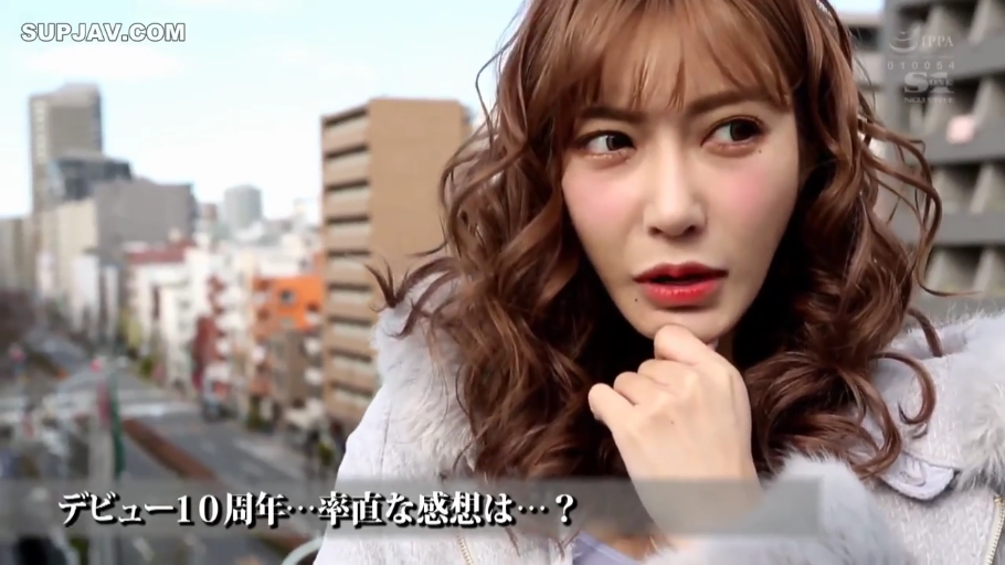 卧室 · 平静 · 拥抱 · 白色毛衣 · 头部 · 空调 · 亲昵 · 情侣