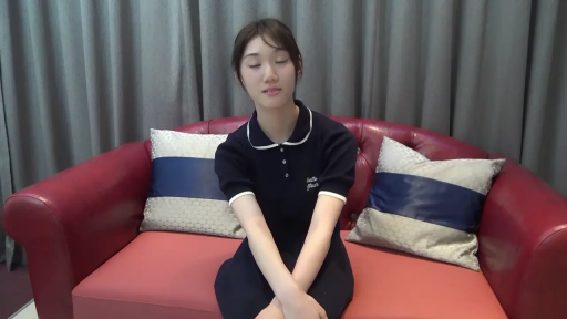 坐姿 · 窗帘 · 上半身 · 微笑 · 室内沙发 · 整理头发 · 靠枕 · 深蓝色POLO衫