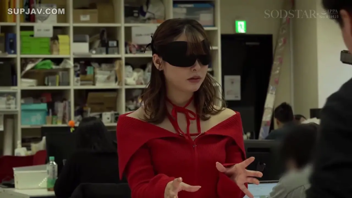 办公室 · 半身照 · 红色一字肩毛衣