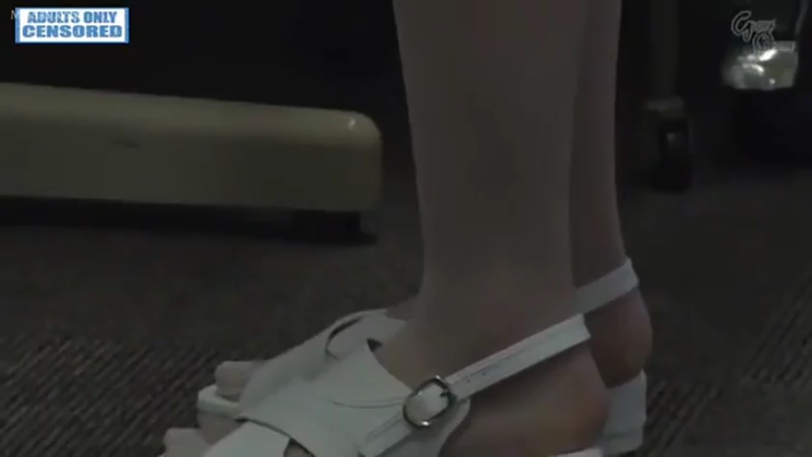 室内 · 站立 · 足部 · 白色丝袜 · 腿控 · 凉鞋