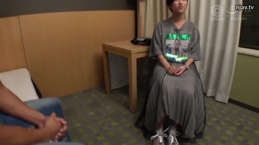 坐姿 · 交谈 · 酒店房間 · 自然 · 木桌 · 短发 · 灰色百褶长裙 · 中全景