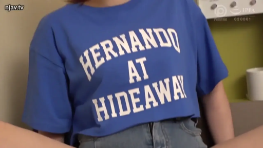 室内 · 开腿 · 蓝色T恤 · 躯干特写 · 成人影片截图 · 无表情 · 无道具 · 无明显行为