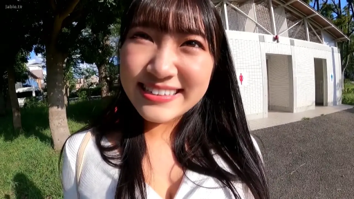 臉部特寫 · 站立 · 微笑 · 注视镜头 · 白色V领上衣 · 户外公园 · 背包带 · 长发齐刘海