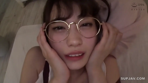 室内 · 眼镜 · 脸部特写 · 迷离 · 仰卧 · 对视 · 白色吊带