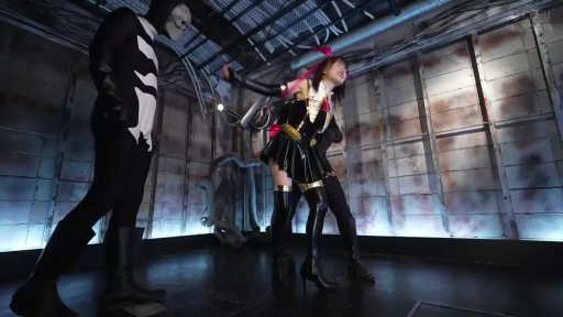 角色扮演 · 呐喊 · Cosplay服装 · 挣扎 · 红色蝴蝶结 · 工厂密室 · 被架住