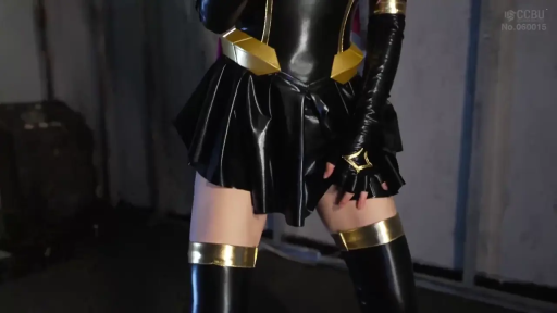 室内 · 站立 · 摆拍 · 下半身 · 金色饰品 · 漆皮套装