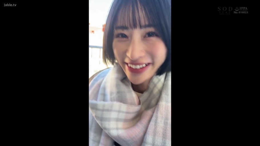 室内 · 坐姿 · 面部 · 微笑 · 短发 · 开心 · 围巾