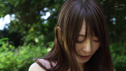 迷離 · 头部特写 · 散发 · 向下俯視 · 低头垂首 · 户外林地 · 粉色蕾丝衫