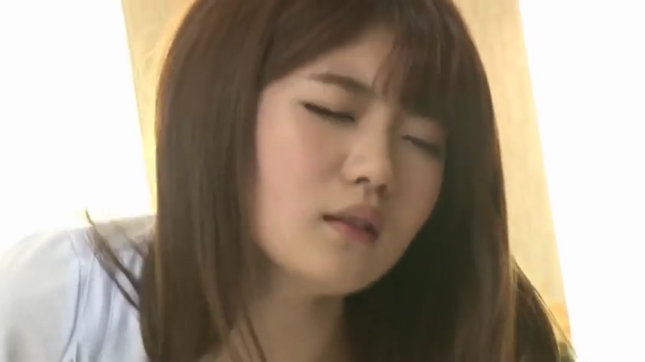 室内 · 身をかがめる · 白衬衫 · 顔のクローズアップ